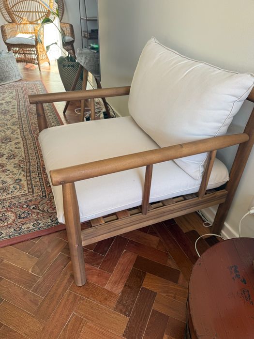 Duas poltronas em madeira de acácia