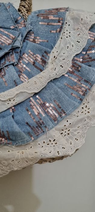 Mala grande de praia  em palhinha, com detalhes diversos.
Tem fecho e