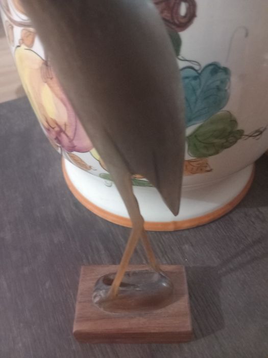 Estatueta de ave esculpida toda em madeira , vinda de África