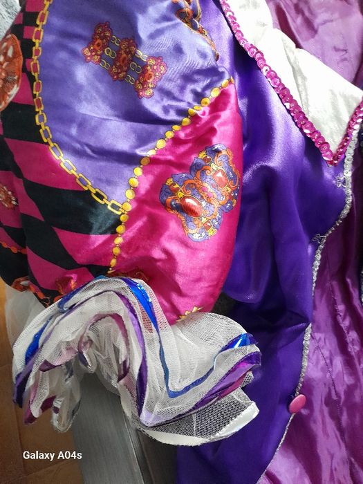 Fantasia de carnaval com teara com lindas plumas lindíssima carnaval