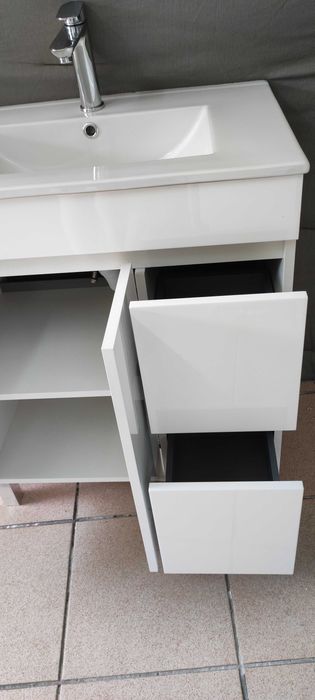 Móvel WC com lavatório, torneira e espelho