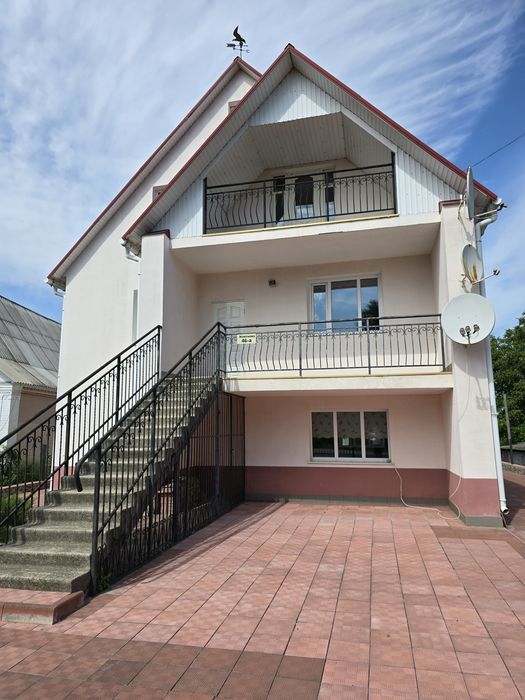 Продаж будинку з прямим виходом до ставка