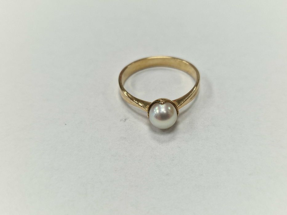 Złoty pierścionek/ 585/ 2.70 gram/ R19/ Perła hodowlana/ XX wiek