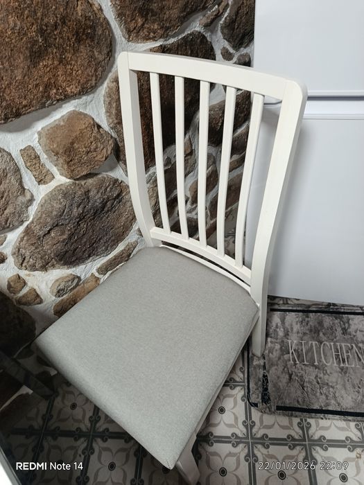 Jogo completo de mesa e cadeiras.