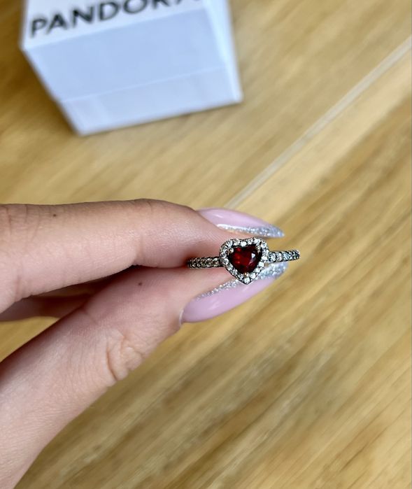 Pandora pierścionek z czerwonym sercem