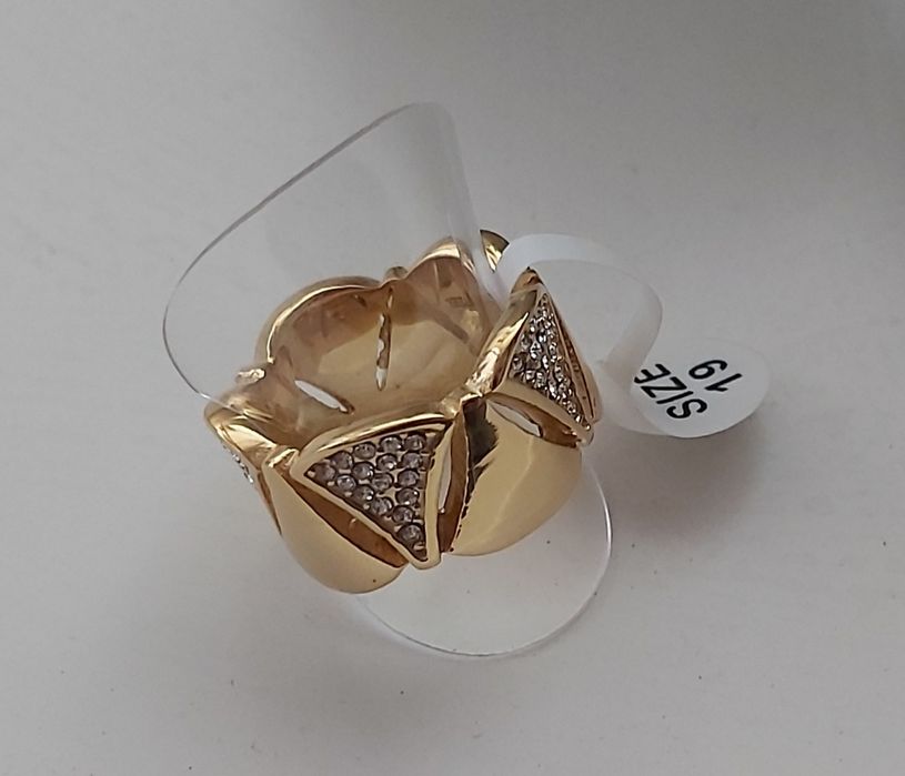 Anel dourado em aço inoxidável. Só T18