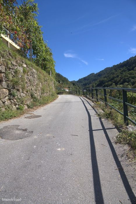 Moradia de Pedra com Terreno – Chamoim, Terras de Bouro