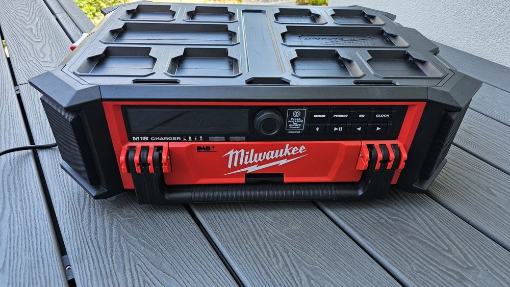 Radio Milwaukee m18 jak nowe, 2 baterie 5 Ah
