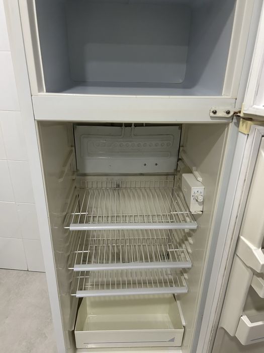 Vendo geladeira e mesa