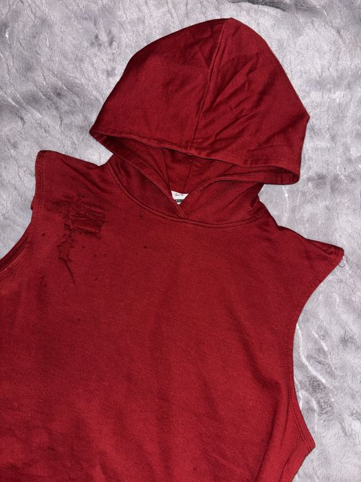 czerwona bluza bez rekawow