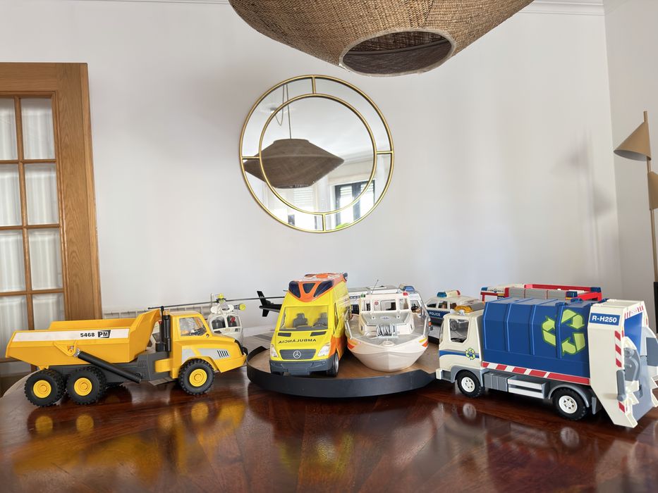 Brinquedos carros de policia, bombeiros, barco, ambulâancia , caminhao do lixo e muito mais