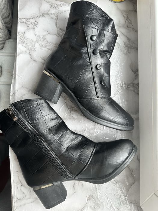 Черные ботинки на каблуке