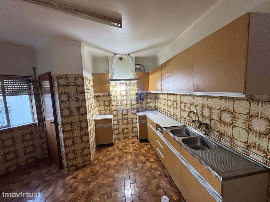 Apartamento T3, ao nível do segundo andar para venda no Centro da Cida