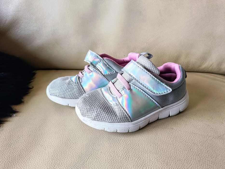 adidasy dziewczęce r. 25, dł. wkladki- 16 cm, leciutkie