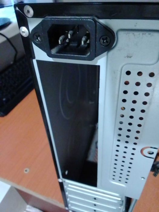 Крутий корпус для пк з блоком питания на 400Ват.