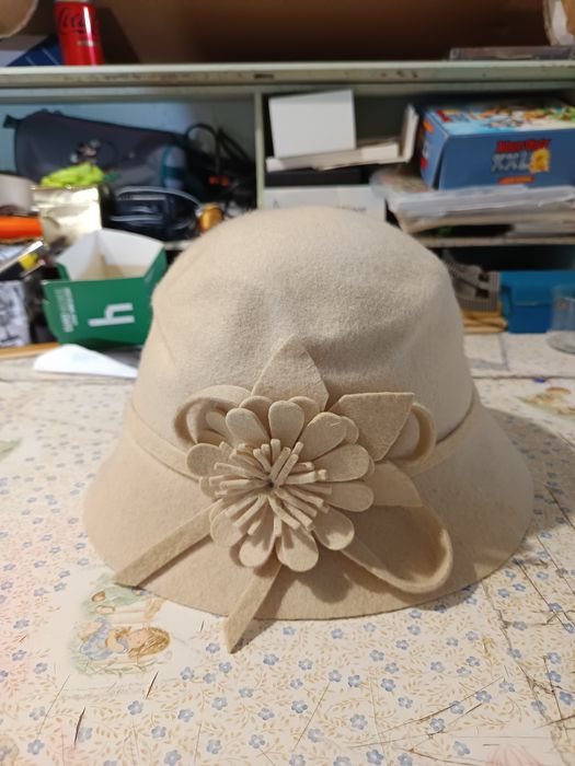 Vendo chapéu branco para mulheres bom estado