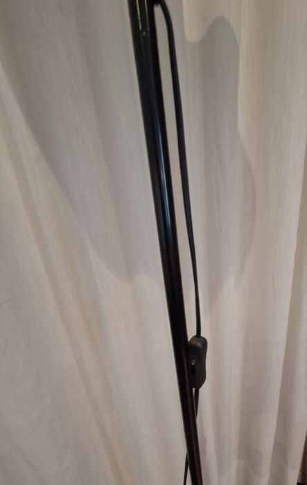 Candeeiro de pé com lâmpada