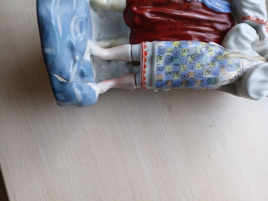 Продам статуетку, козак з дівчиною.