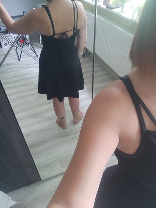 Czarna rozkloszowana sukienka wycięte plecy