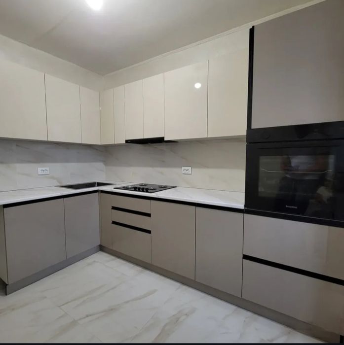 Кухні без ручок, низька ціна, сучасні поєднання кольорів.