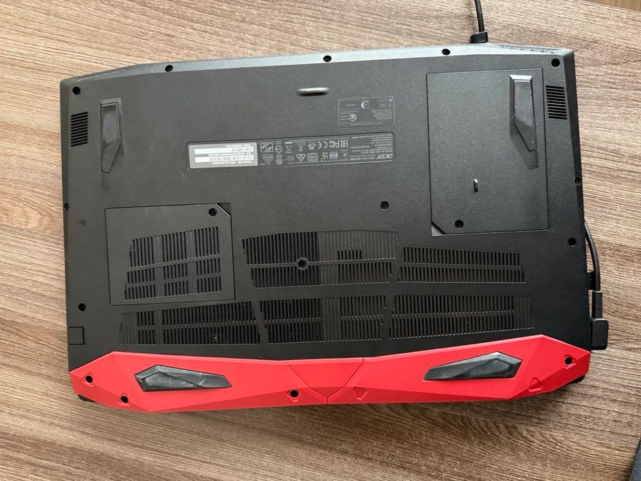 Laptop Acer Predator Helios 17" i7 24GB ram GTX 1050ti 128GB SSD 1TBHD