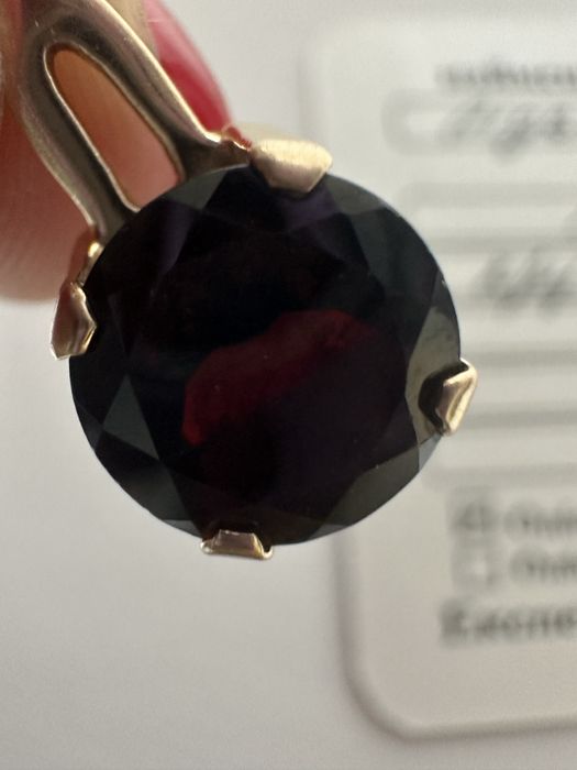 Золотой подвес с гранатом