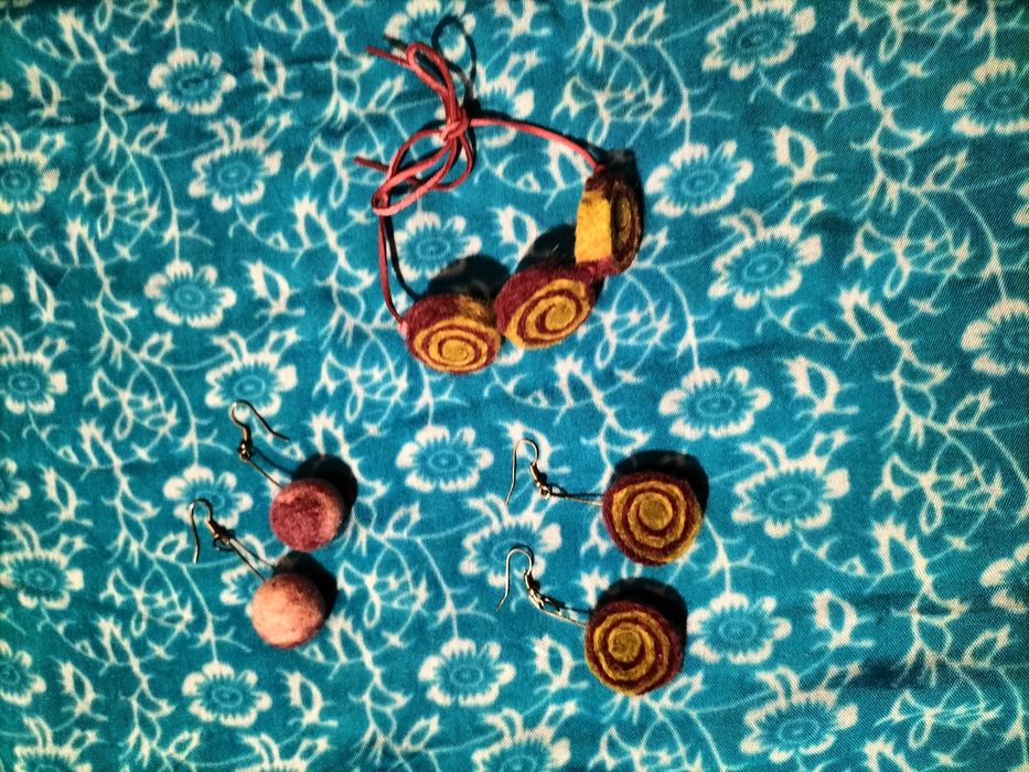 Zestaw dwóch par kolczyków z filcu i bransoletki. Handmade