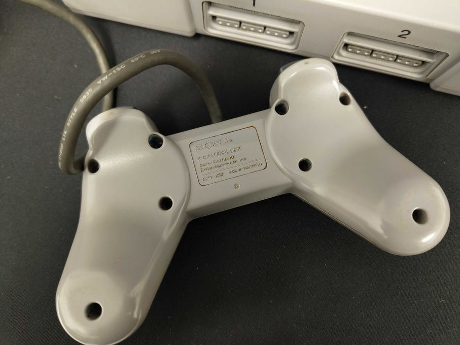 Konsola Sony PS1 z okablowaniem padem i kartą pamięci