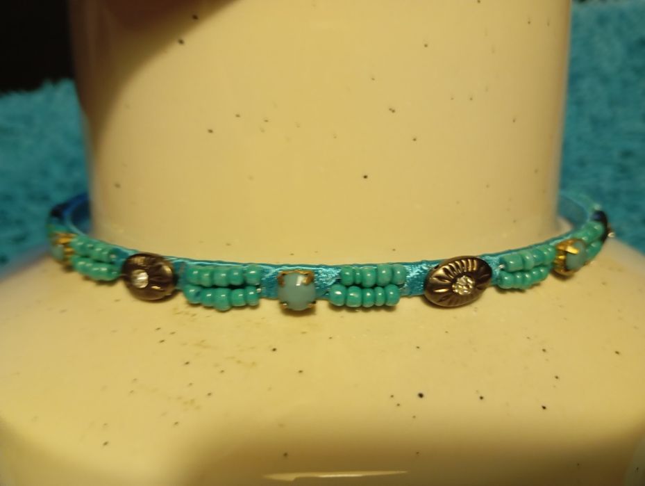 Bandolete fina com contas