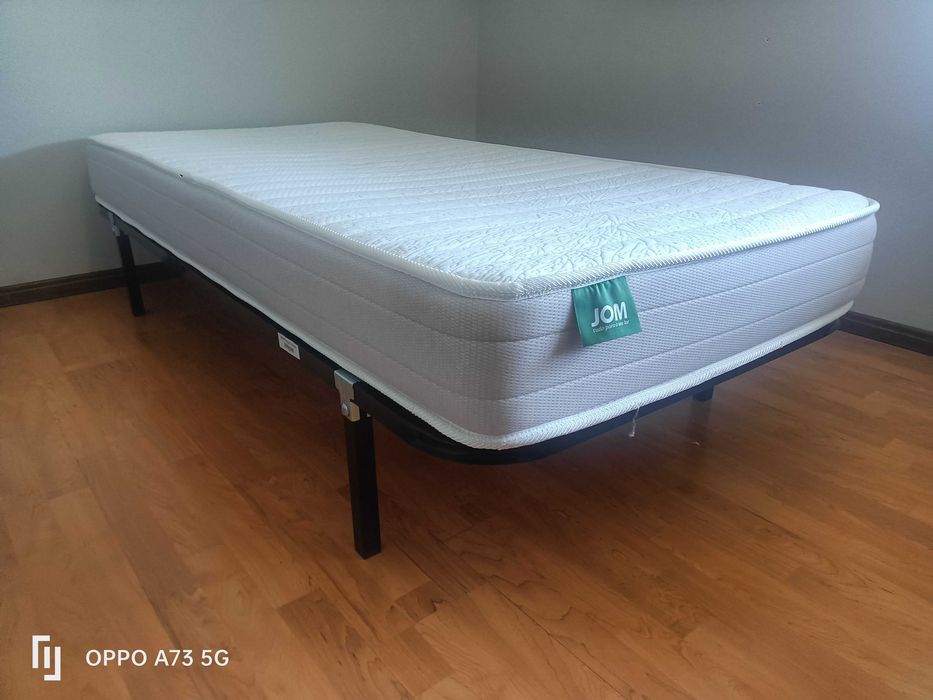 Vendo colchão com cama de solteiro
