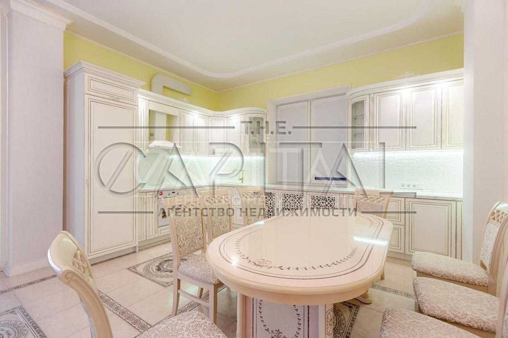 Оренда будинку в центрі міста з басейном!