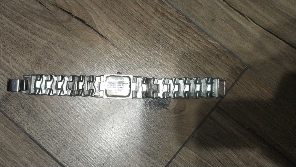 Damski zegarek z ozdobną bransoletą