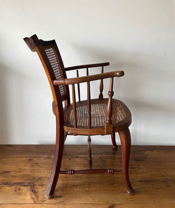 Duas cadeiras antigas com palhinha