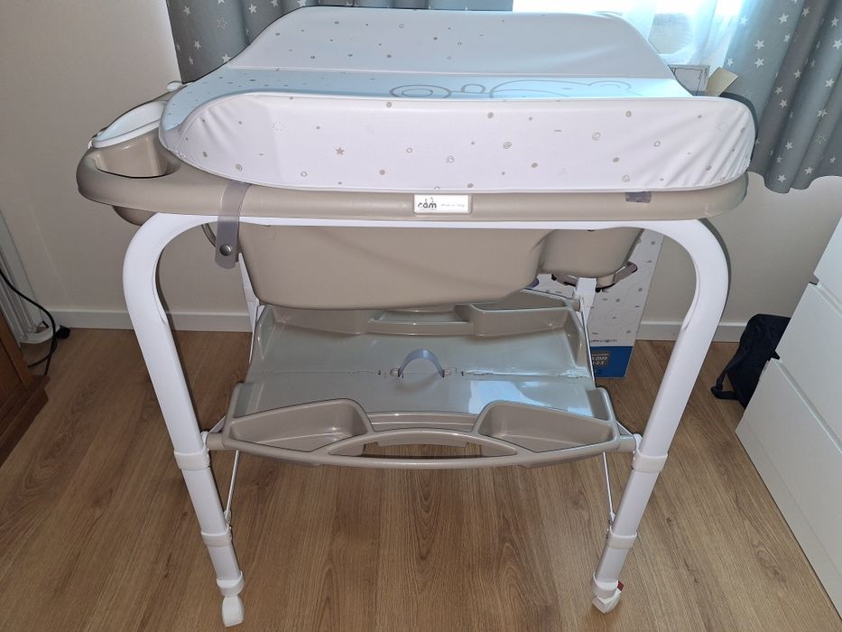 Banheira de bebe com muda fraudas