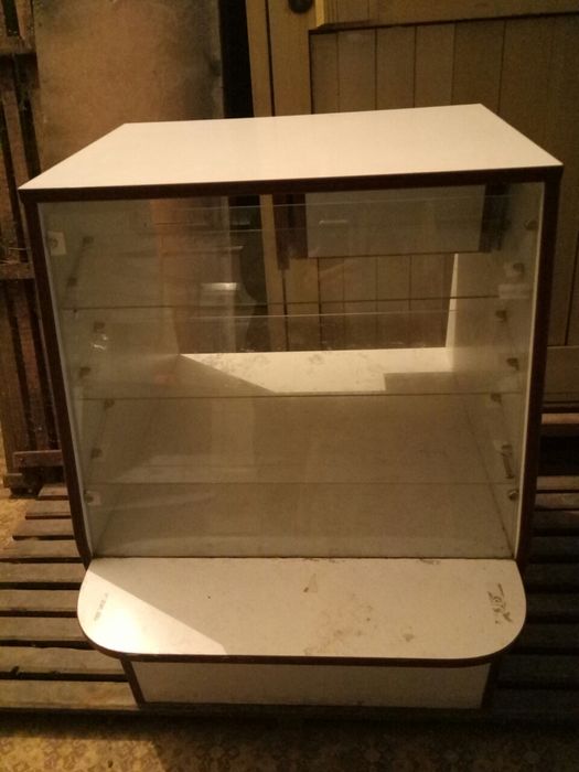 продам холодильний шкаф та прилавки