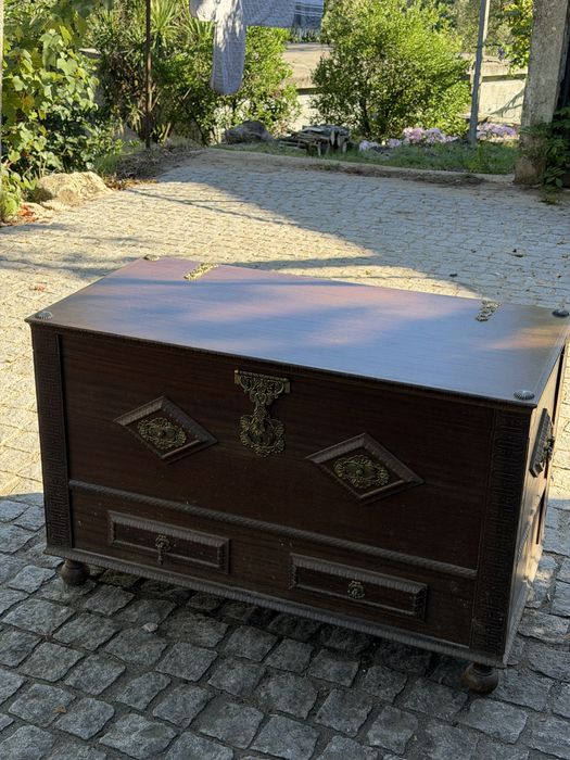 Bau de madeira rustico antigo com ferragens em bronze