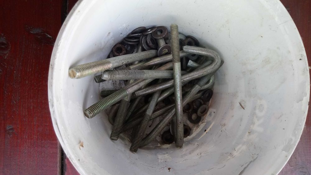 Naciągi do siatki ogrodzeniowej.