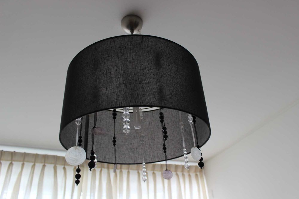 Cortinados e candeeiro