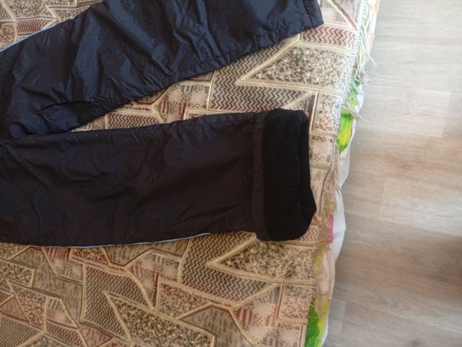 Зимние плащевые на флисе женские штаны на резинке, черные.