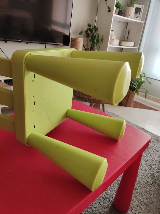 ofereço cadeira na compra da mesa plastica,tudo em boas condições