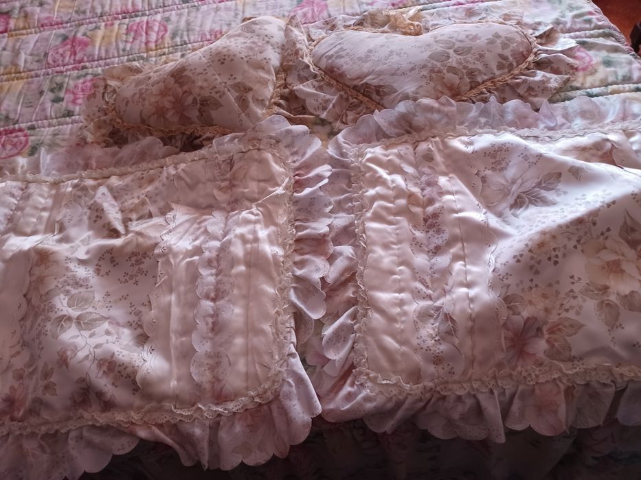 Colcha de casal,cor salmão  em cetim com folhos, 4 almofadas.