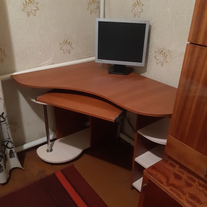 Продається ком'пьютерний стіл кутовий