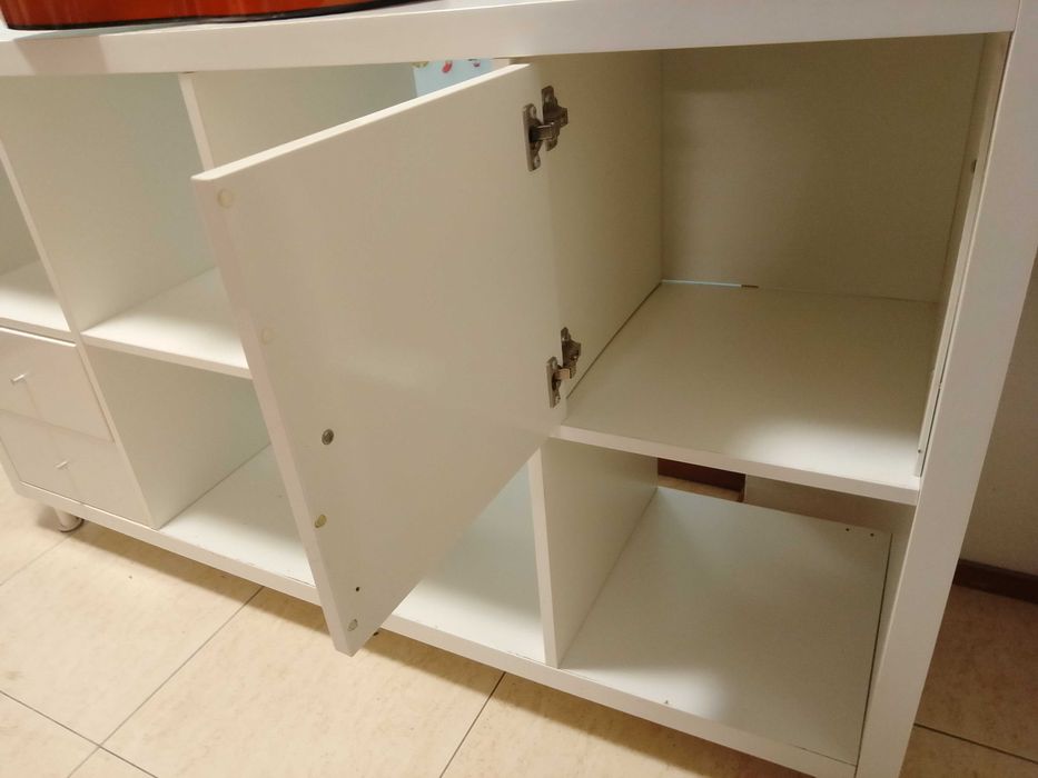 Estante de chão IKEA com 2 gavetas e uma porta