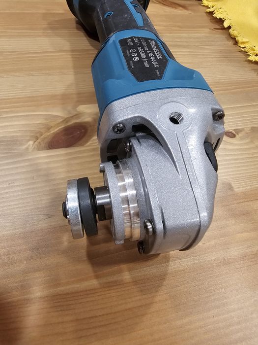 Makita DGA404 Nova
