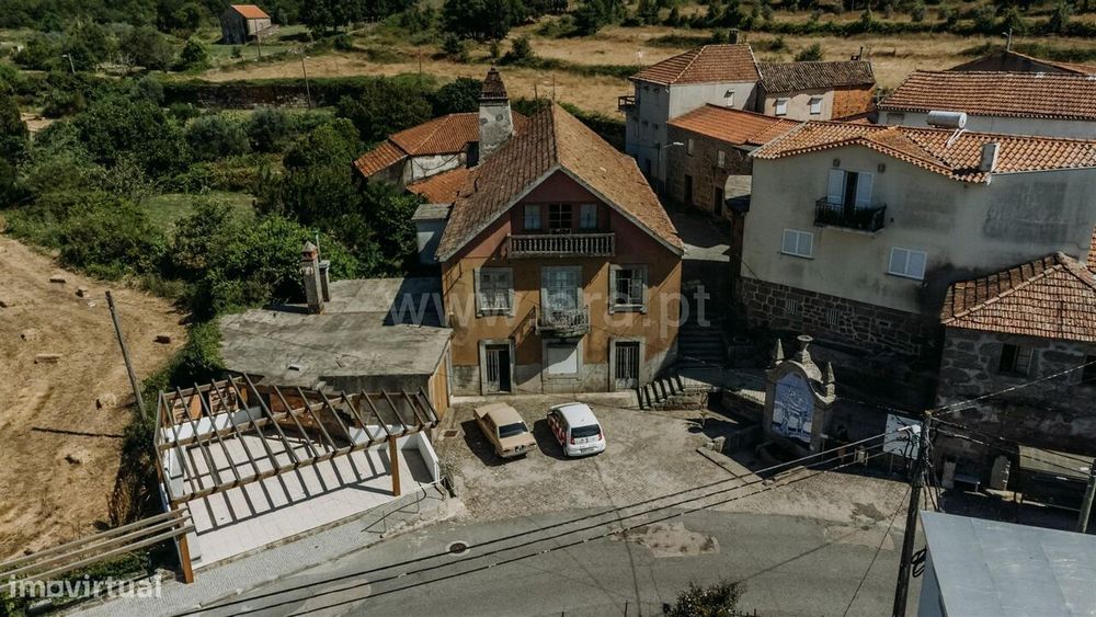 Moradia T9 / Oliveira do Hospital, Lagos da Beira e Lajeosa