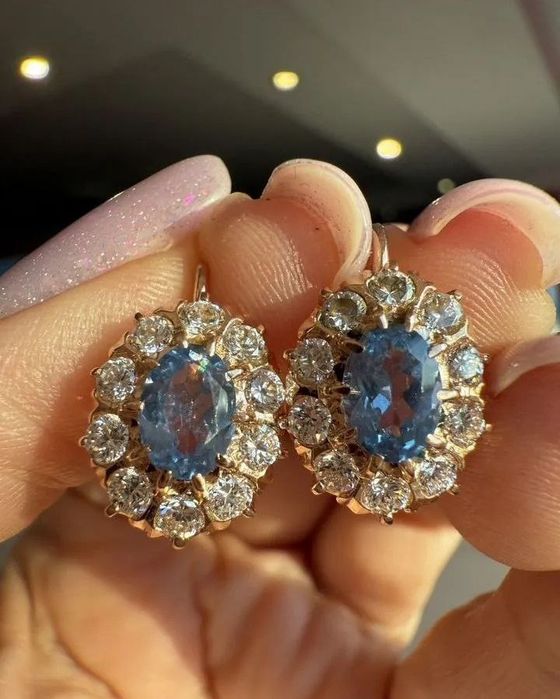 Красиві золоті сережки.