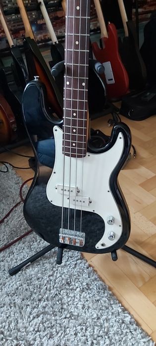 Gitara basowa z pokrowcem