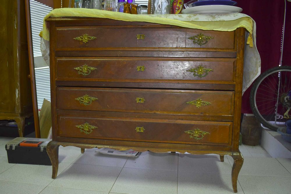 Cómoda Queen Anne em madeira com 4 gavetas