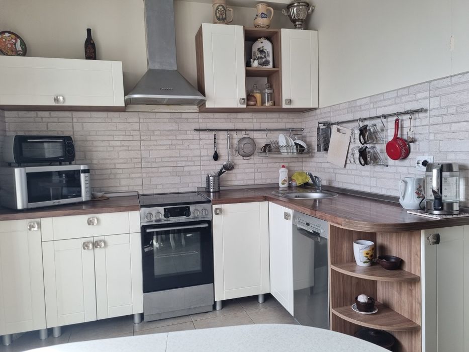 Меблі для кухні та техніка