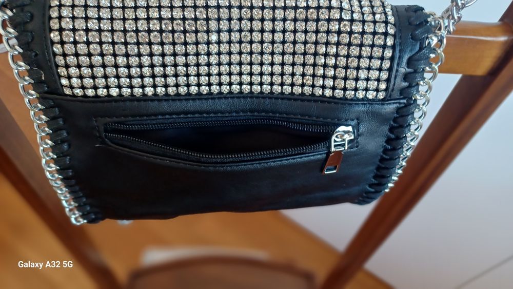 Bolsa em preto com pedras